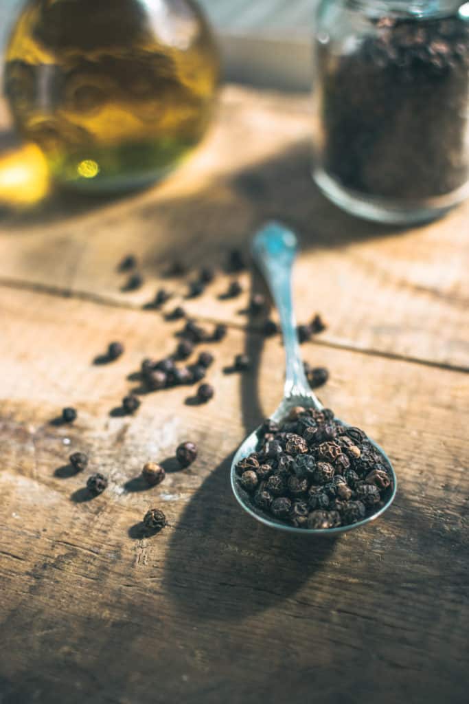 Unsplash_ShelfLifeOfBlackPepper-peppercorns