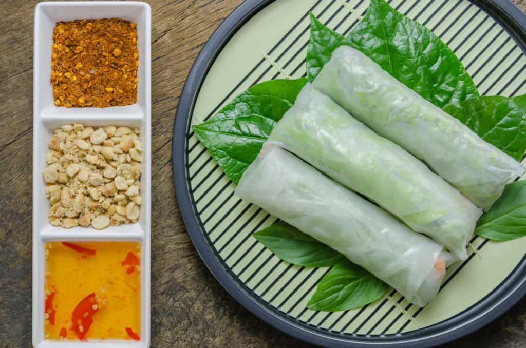 YayImages_HowDoYouEatMicrogreens_fresh-spring-roll