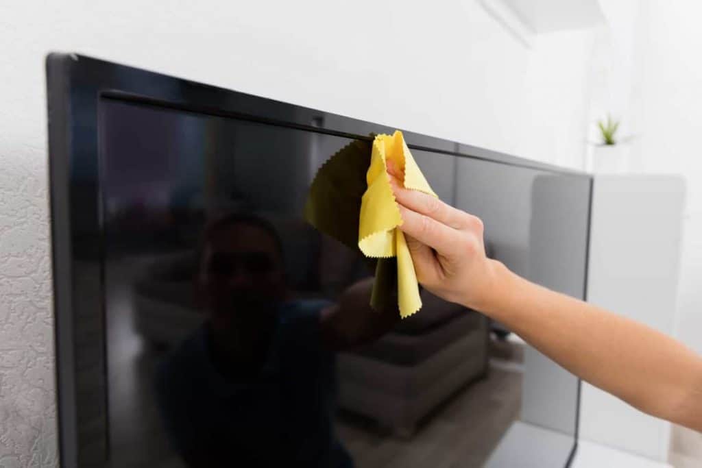 how to clean a flat screen TV, hand cleaning television